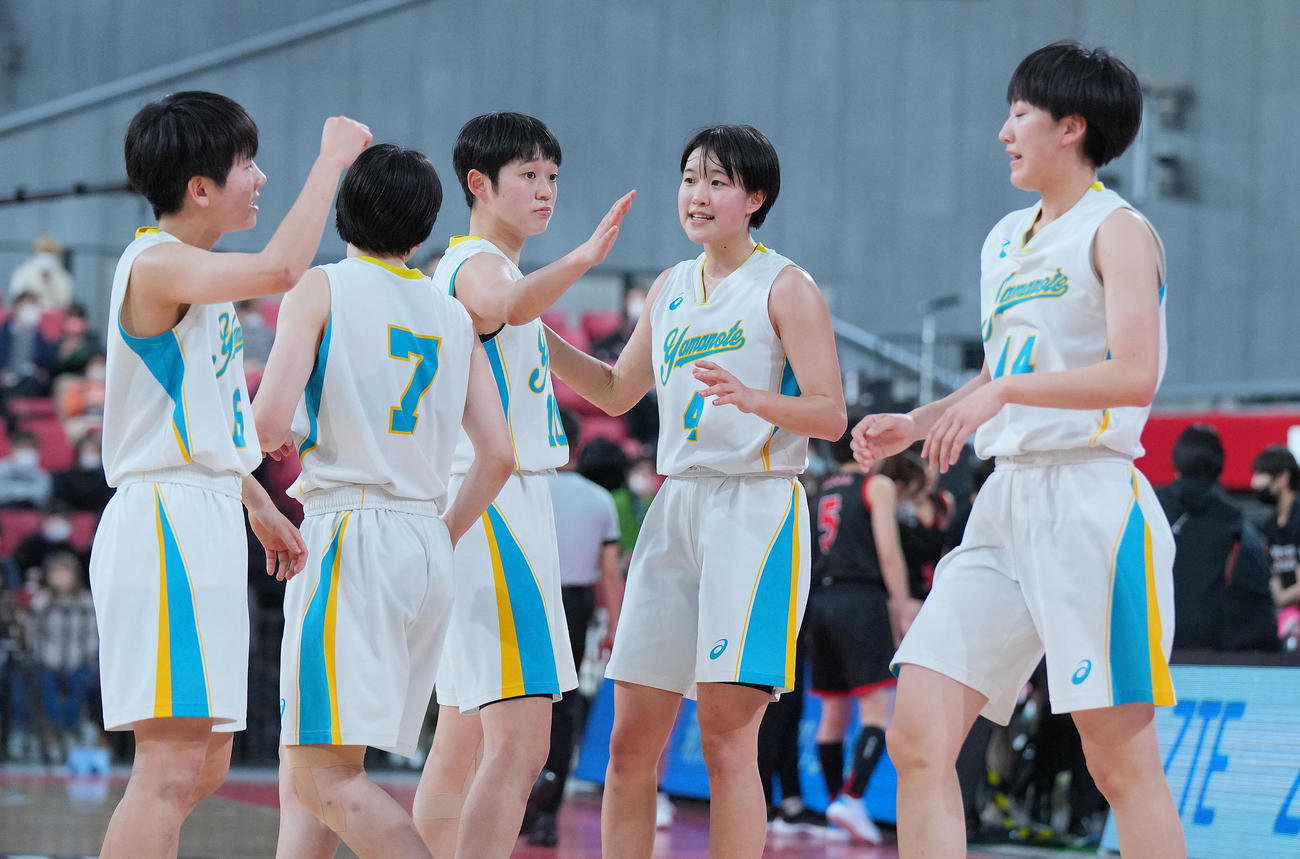 札幌山の手対岐阜女子　第4Q、リードの展開もチームを引き締める札幌山の手・森岡（右から2人目）と岡井（同3人目）（撮影・垰建太）