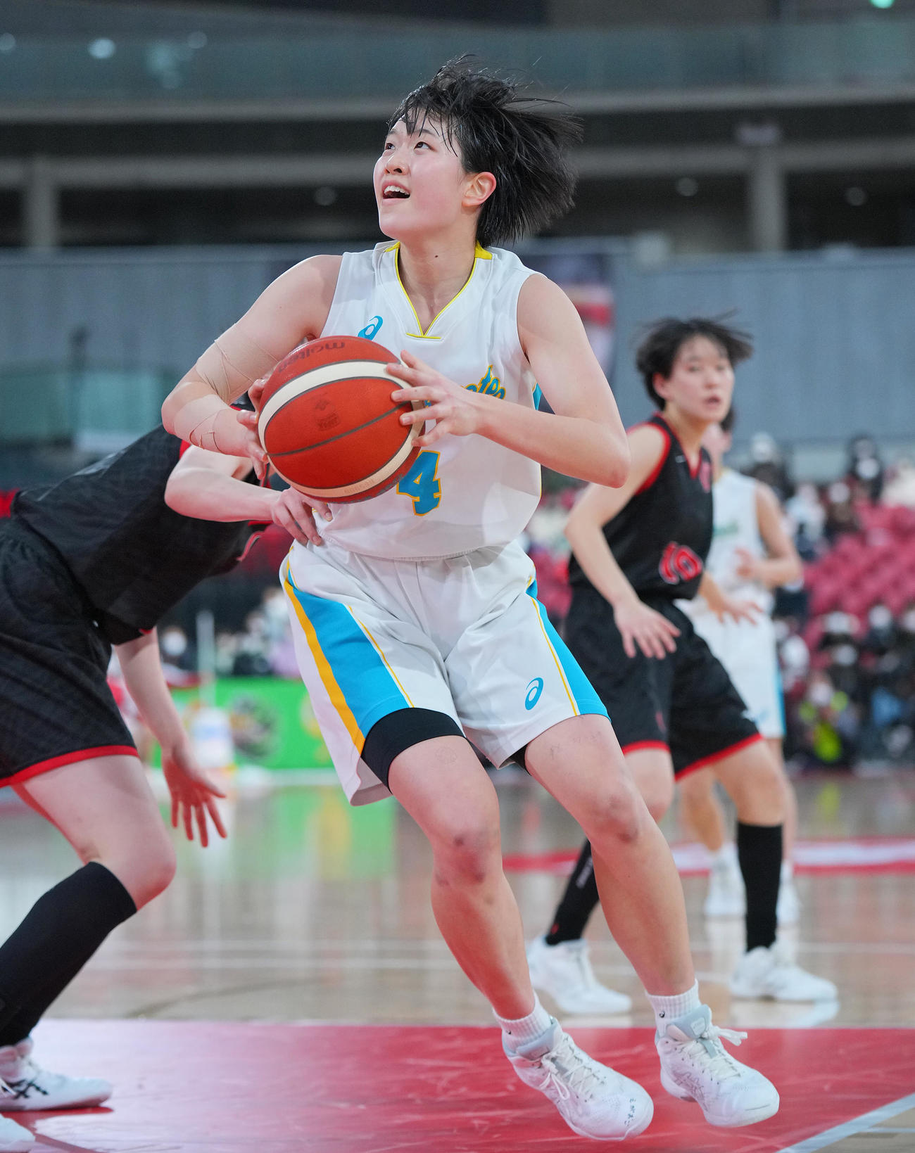 札幌山の手対岐阜女子　第3Q、巧みな反転で相手をかわす札幌山の手・森岡（撮影・垰建太）