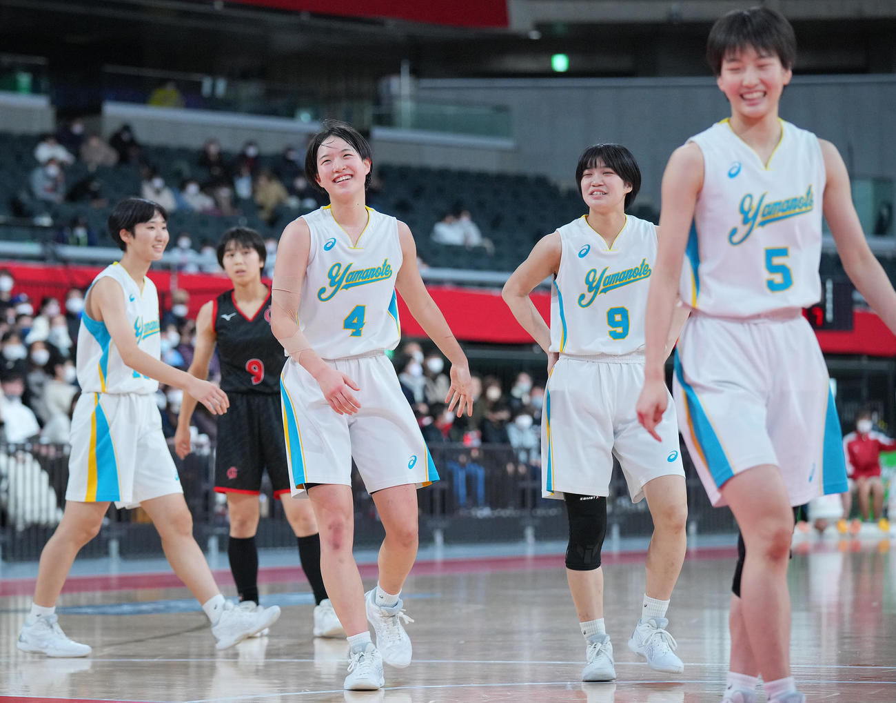 札幌山の手対岐阜女子　第4Q、試合中、リラックスした表情を見せる森岡（左から3人目）ら札幌山の手の選手たち（撮影・垰建太）