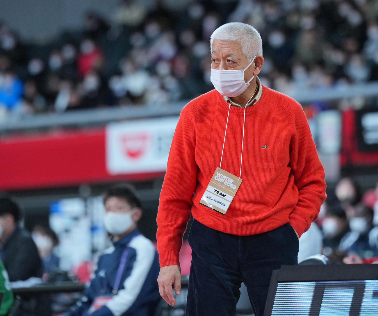 札幌山の手対岐阜女子　戦況を見つめる札幌山の手・上島コーチ（撮影・垰建太）