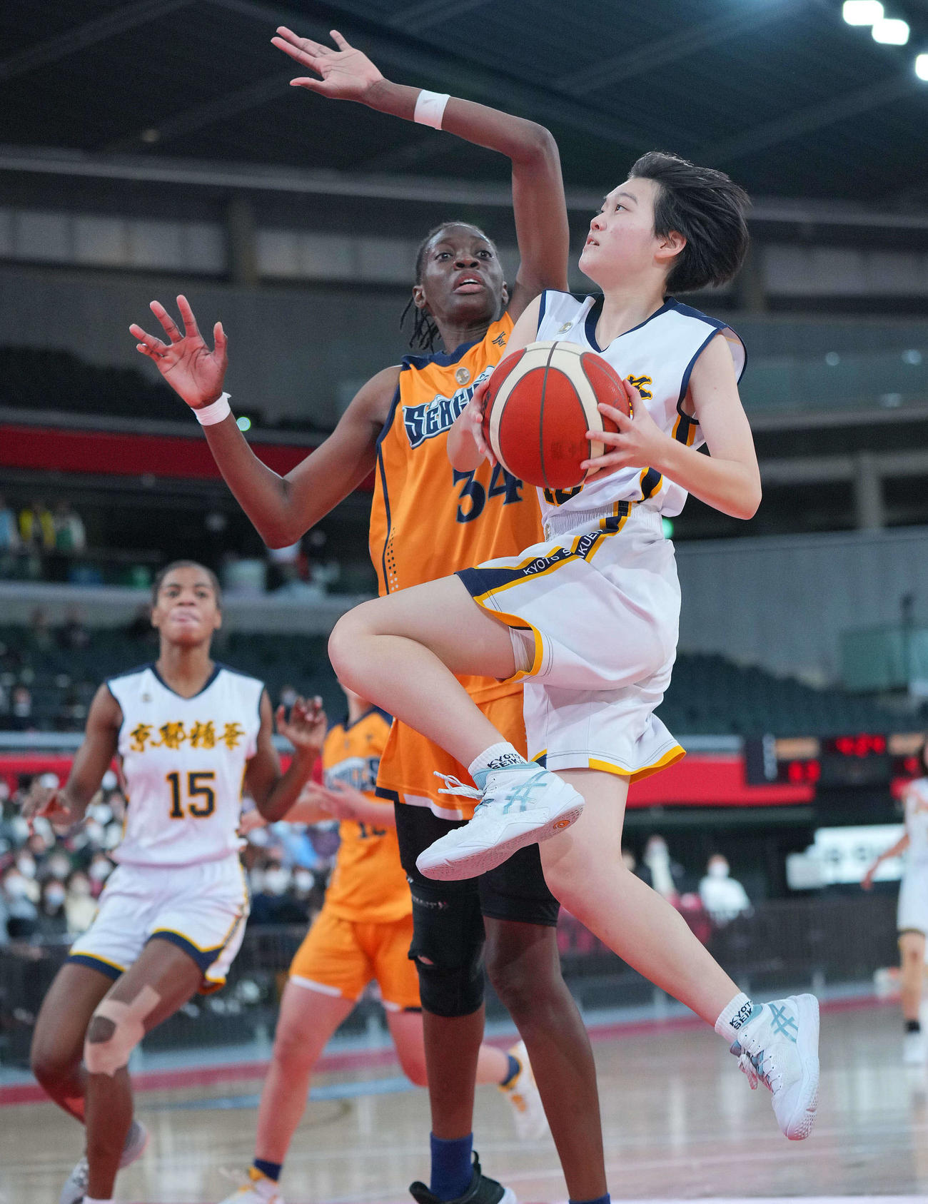 京都精華学園対東海大福岡　第3Q、シュートを放つ京都精華学園・桃井（右）（撮影・垰建太）