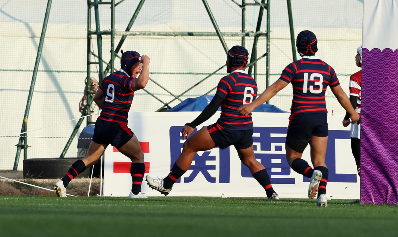 北見北斗対日本航空石川　30メートル付近右中間スクラムよりボールを持ち込んだSH久保田は中央にトライを決めガッツポーズを見せる（撮影・加藤哉）