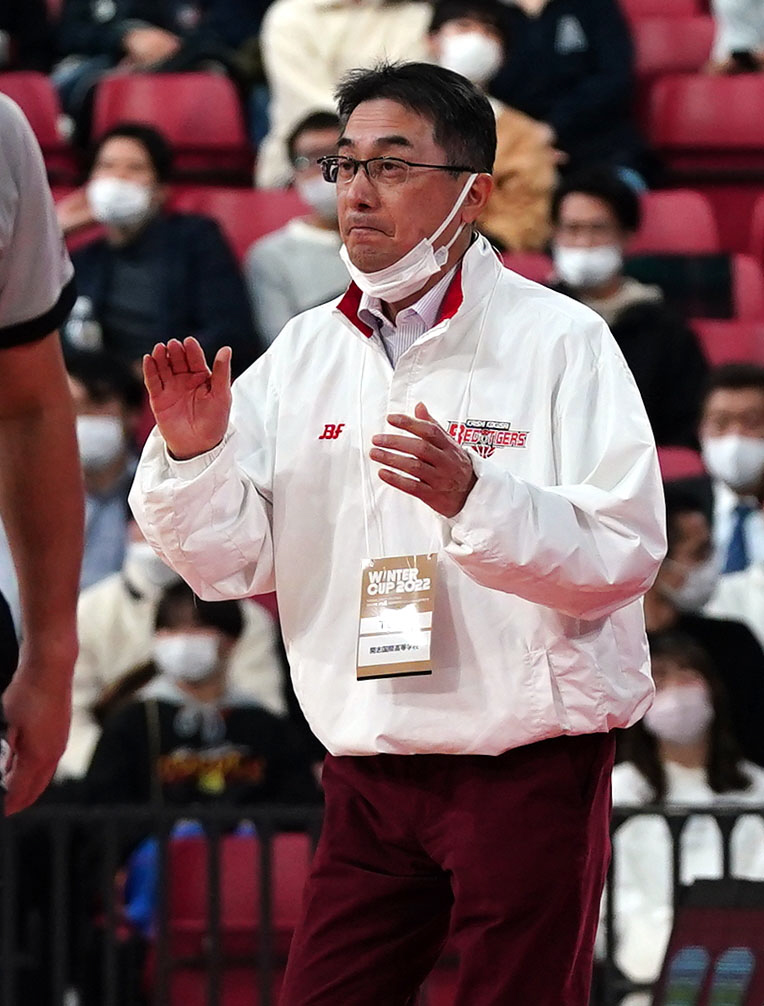 東海大諏訪対開志国際　第2Q、指示を出す開志国際・富樫監督（撮影・狩俣裕三）