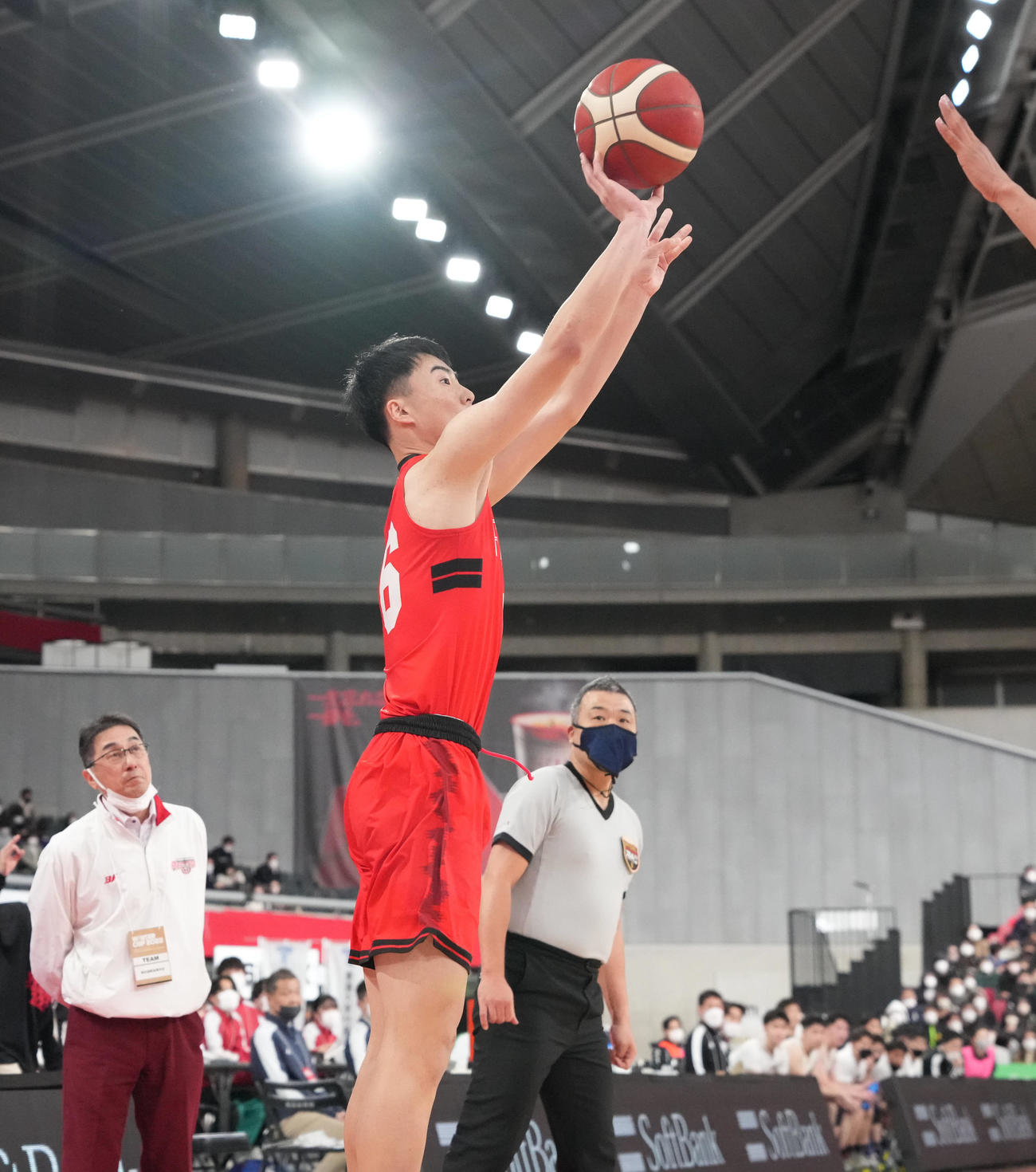 東海大諏訪対開志国際　第3Q、3ポイントシュートを決める開志国際・千保。左は富樫監督（撮影・狩俣裕三）