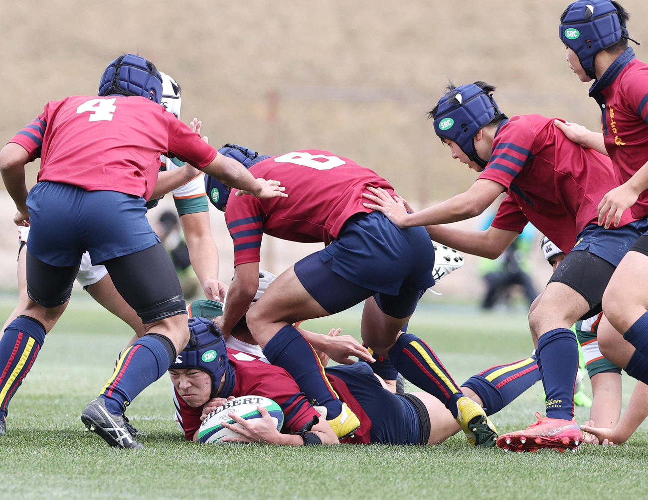 倉吉東対高鍋　前半、倉吉東プロップ湯浅（左から3人目）は相手タックルを受けるもボールをキープ（撮影・上山淳一）