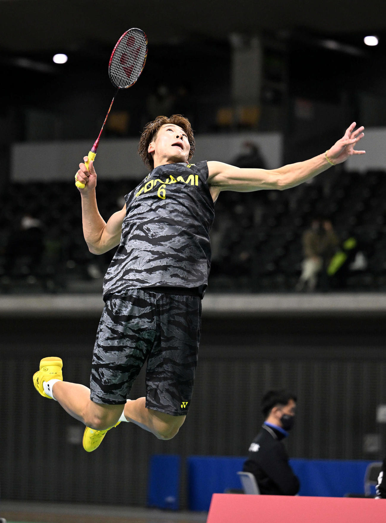 男子シングルス2回戦の常山戦でスマッシュを放つ秦野（撮影・滝沢徹郎）