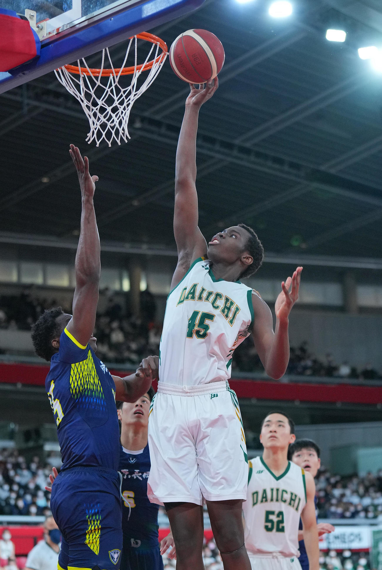 福岡第一対帝京長岡　第1Q、シュートを決める福岡第一・ニャン（右）（撮影・垰建太）
