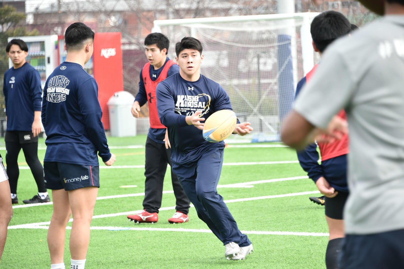 岡谷工戦に向けて調整する小島