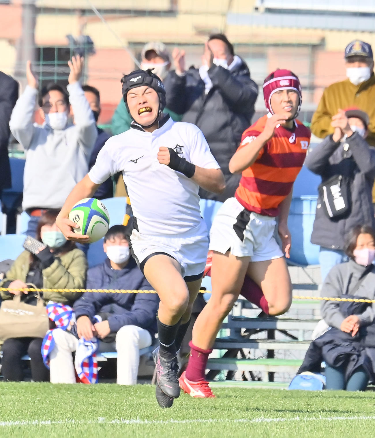 倉敷対城東　後半終了間際、自陣からつないだ倉敷は最後代わって入った高比良が走りきり左中間にトライを奪う（撮影・和賀正仁）