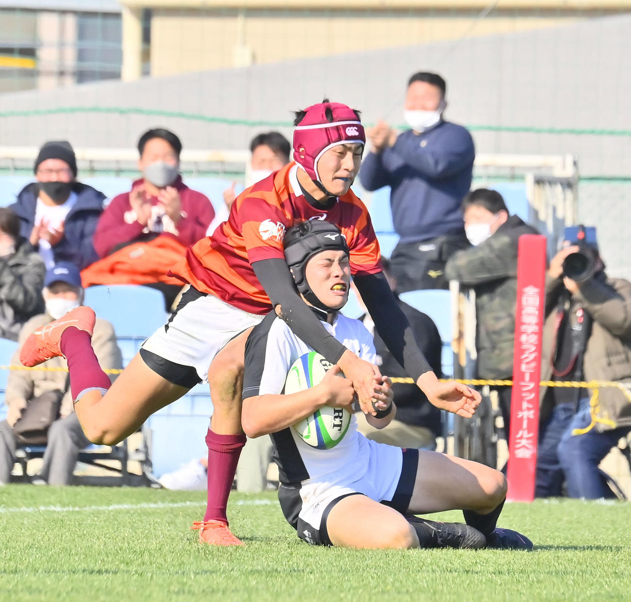 倉敷対城東　後半終了間際、自陣からつないだ倉敷は最後代わって入った高比良が走りきり左中間にトライを奪う（撮影・和賀正仁）