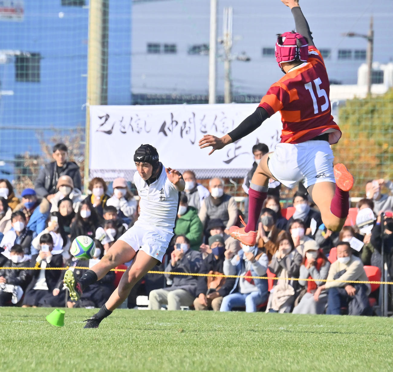 倉敷対城東　後半終了間際、トライ後のゴールキックを成功させる倉敷FB南（撮影・和賀正仁）