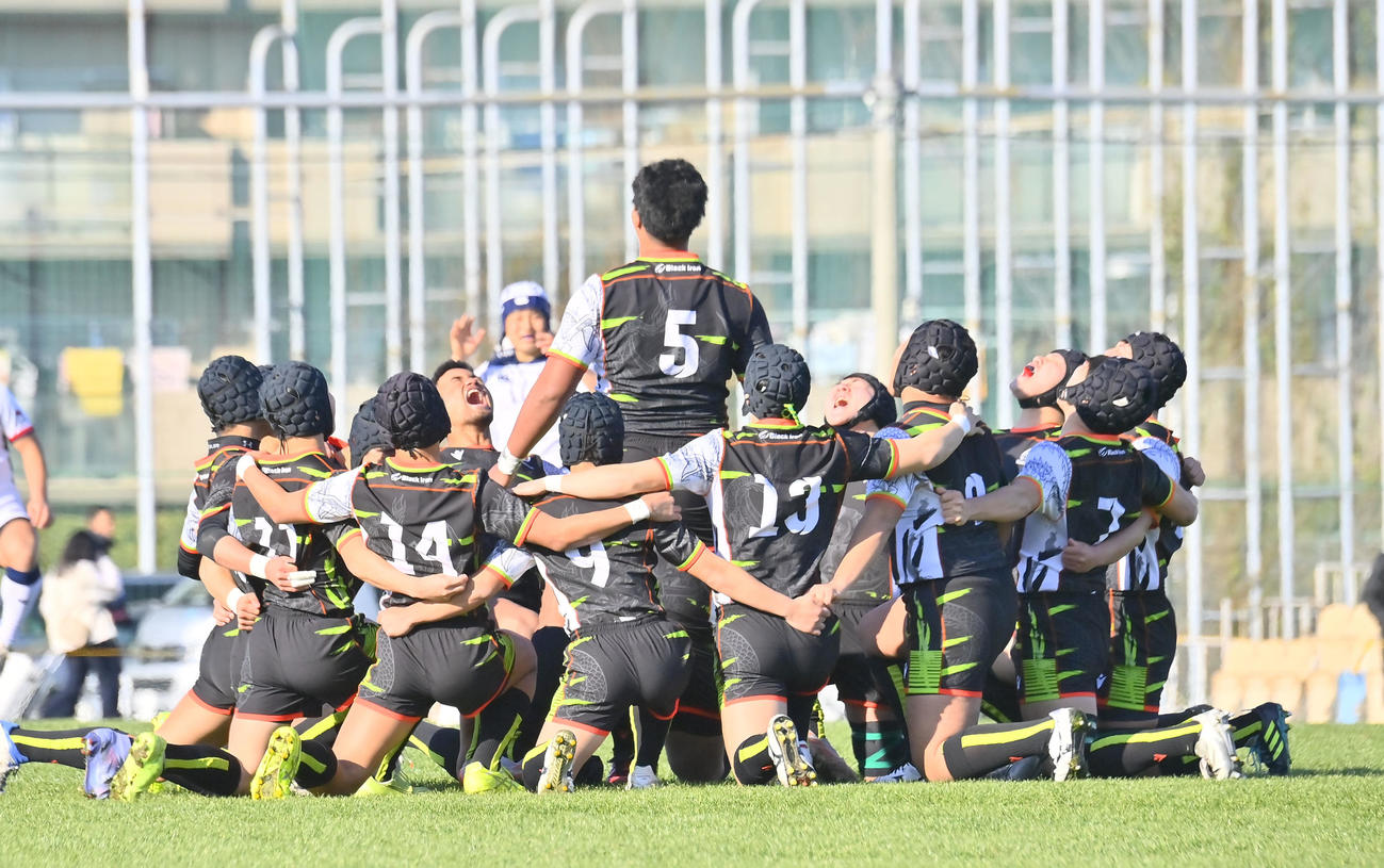 青森山田対明和県央　試合開始前、円陣を組み気勢を上げる青森山田の選手ら（撮影・和賀正仁）
