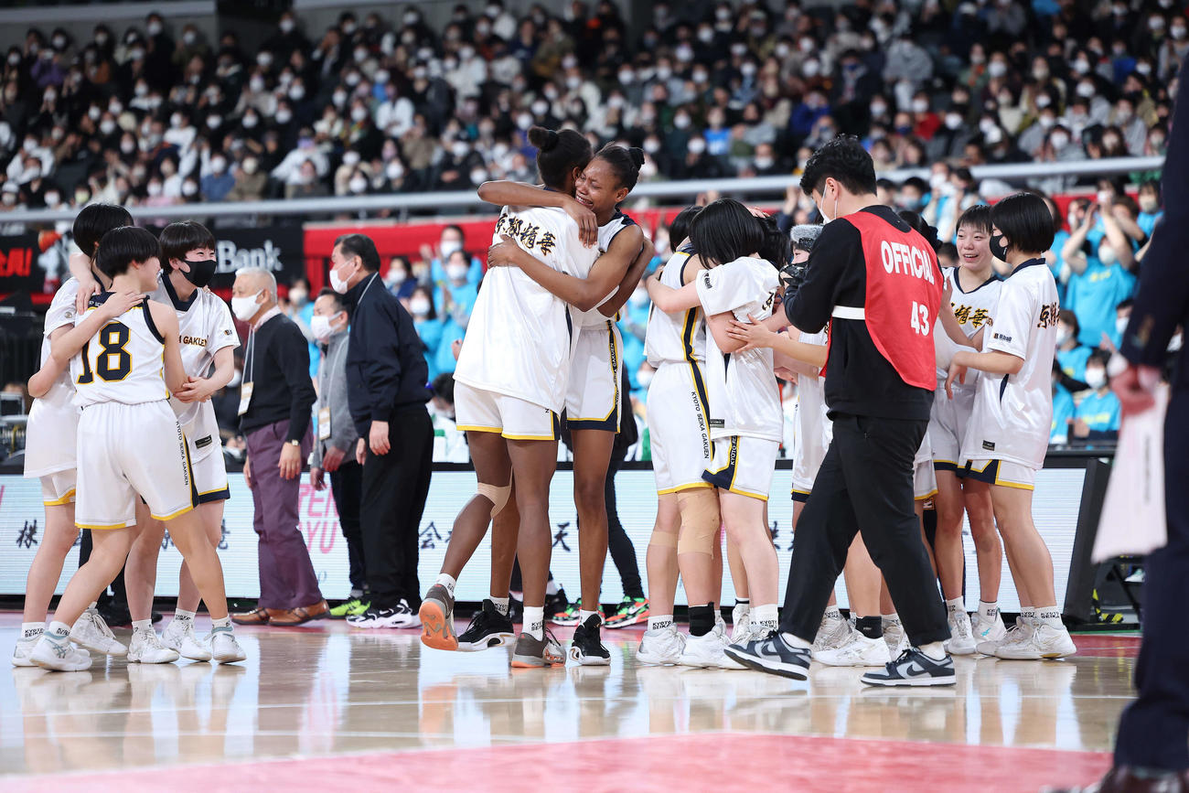 京都精華学園対札幌山の手　札幌山の手に勝利し女子優勝を決める京都精華学園（撮影・河田真司）