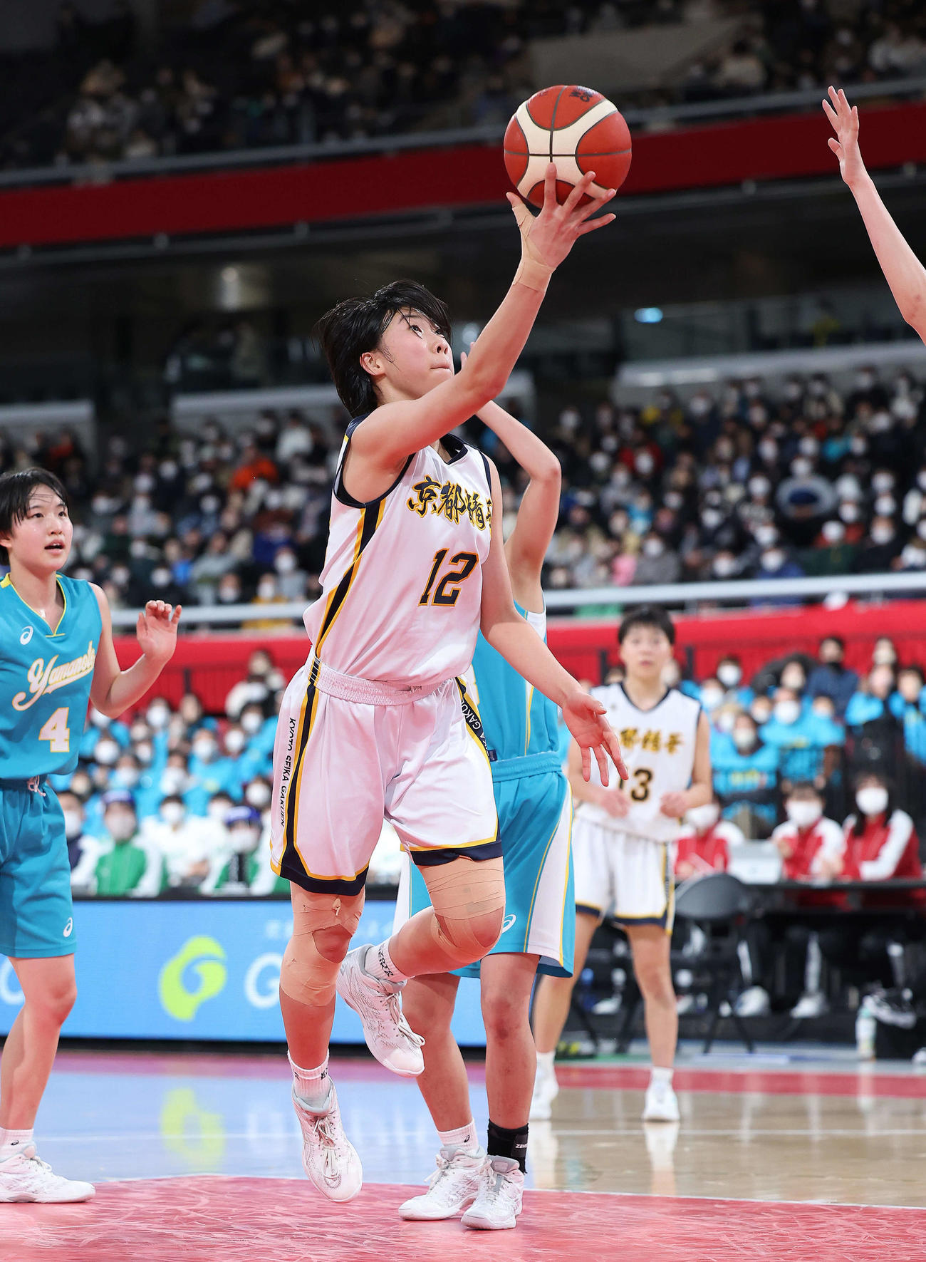 京都精華学園対札幌山の手　第3Q、シュートを放つ京都精華学園・八木悠香（撮影・河田真司）