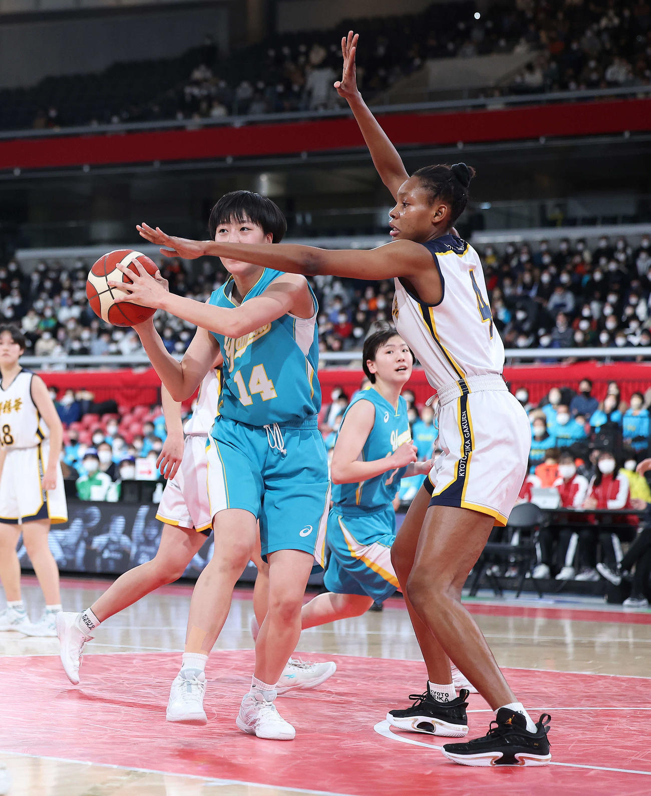 京都精華学園対札幌山の手　第1Q、ゴール下で競り合う札幌山の手・谷口（左）と京都精華学園・イゾジェ・ウチェ（撮影・河田真司）