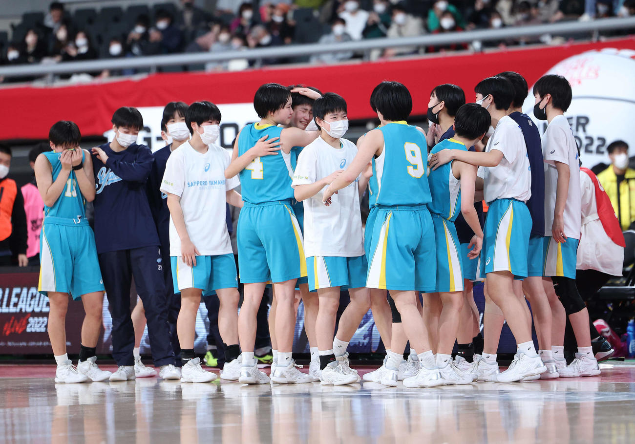 京都精華学園対札幌山の手　京都精華学園に敗れ、健闘をたたえ合う札幌山の手の選手たち（撮影・河田真司）