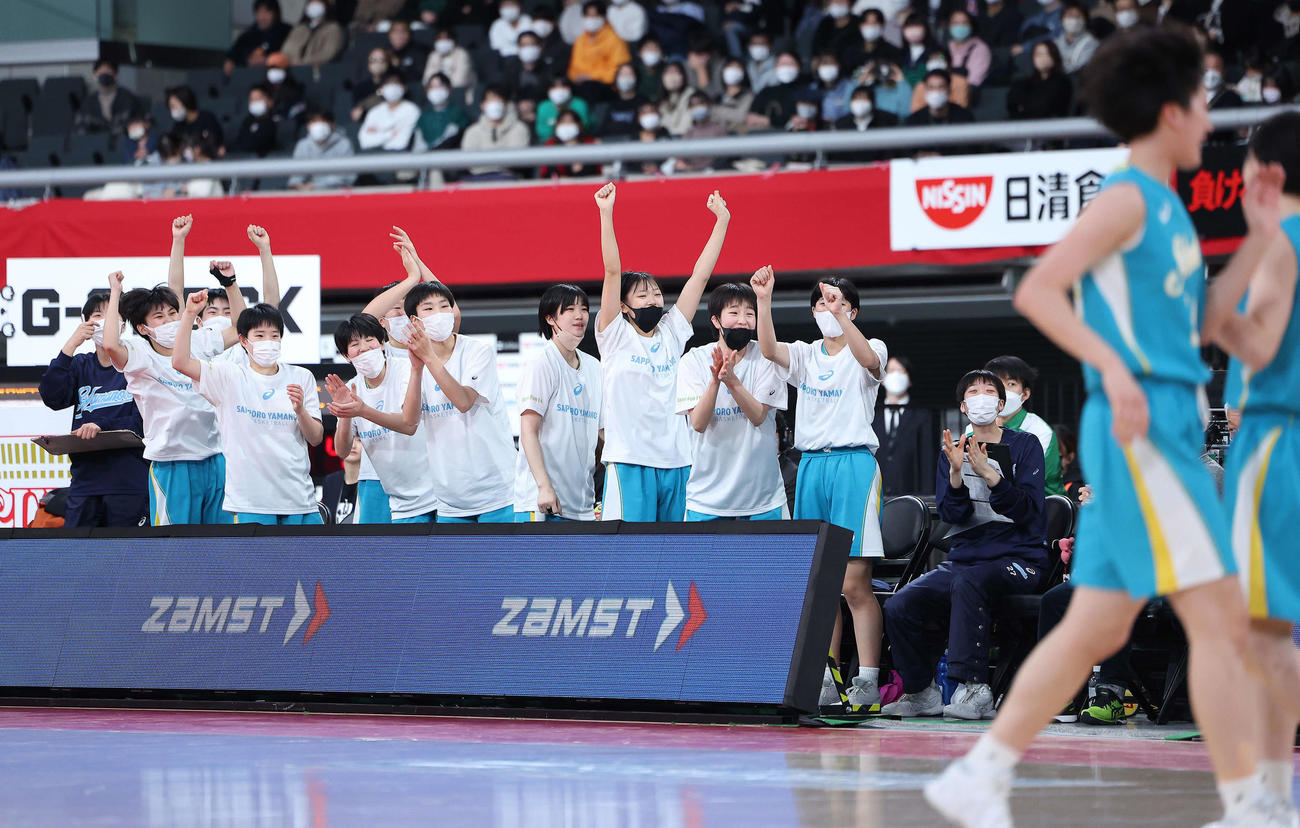 京都精華学園対札幌山の手　第1Q、声援を送る札幌山の手のベンチ選手たち（撮影・河田真司）