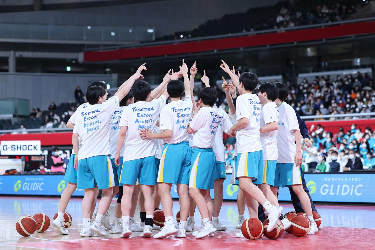 京都精華学園対札幌山の手　試合前円陣を組む札幌山の手の選手たち（撮影・河田真司）