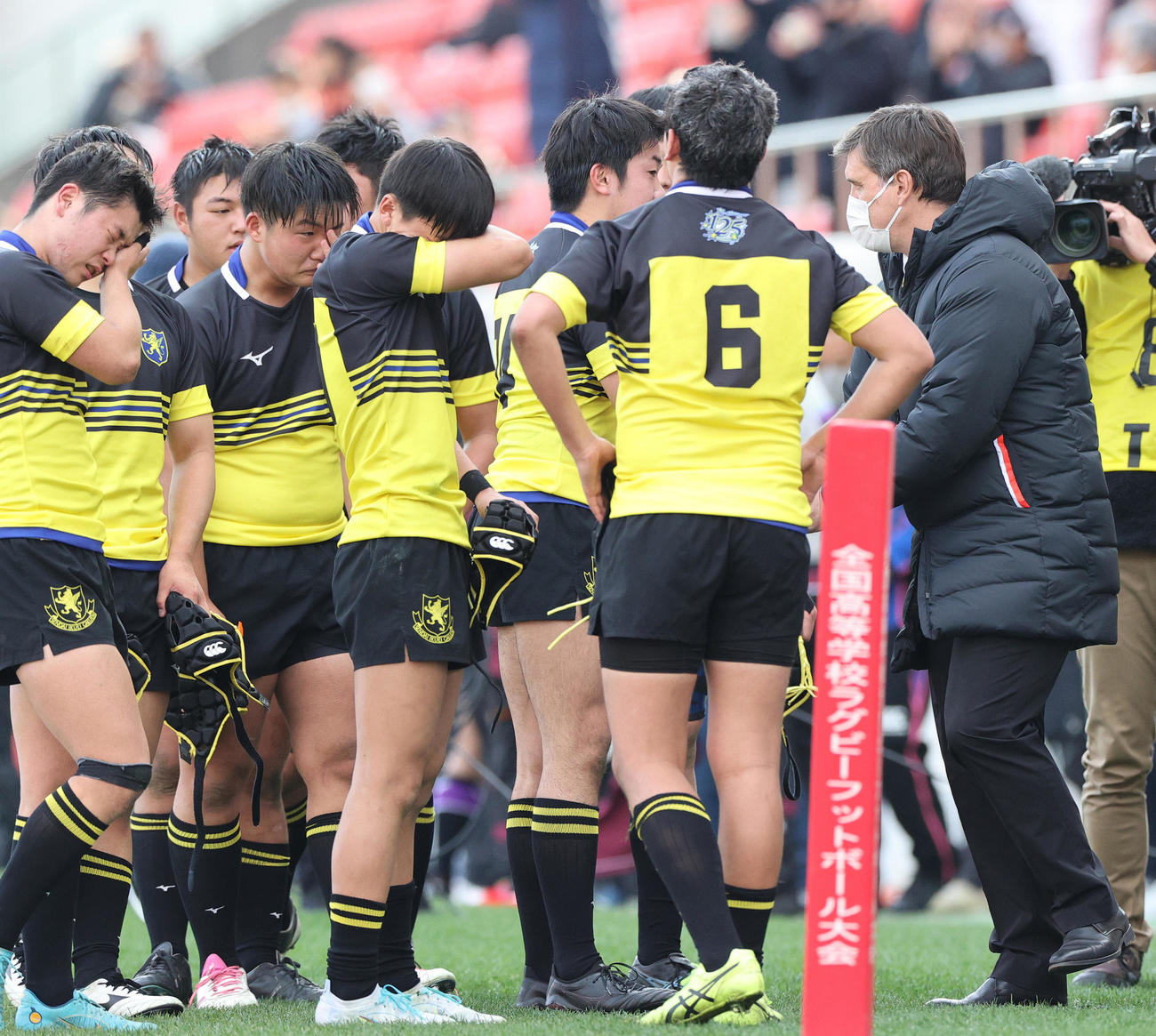 試合後、選手をねぎらう仙台育英ニールソン監督（右）