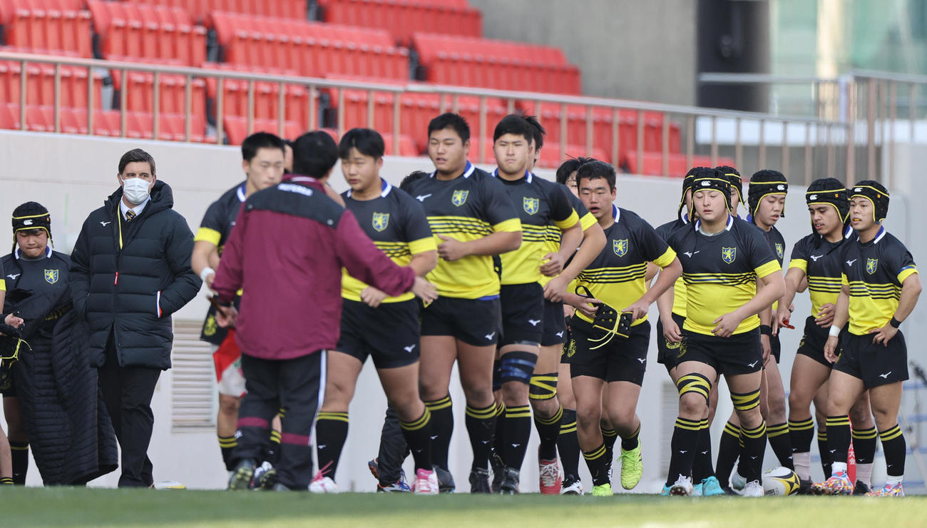 仙台育英対東海大静岡翔洋　試合に向かう仙台育英フィフティーンを見つめるニールソン監督（左から2人目）（撮影・上山淳一）