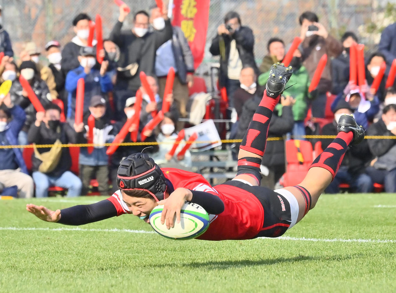 加治木工対若狭東　後半、自陣ゴール前でインターセプトした加治木工NO8近藤応がそのまま走りきりトライを奪う（撮影・和賀正仁）