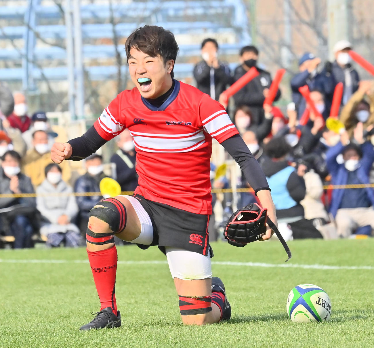 加治木工対若狭東　後半、自陣ゴール前でインターセプトした加治木工NO8近藤応がそのまま走りきりトライ、ガッツポーズで喜びを表す（撮影・和賀正仁）