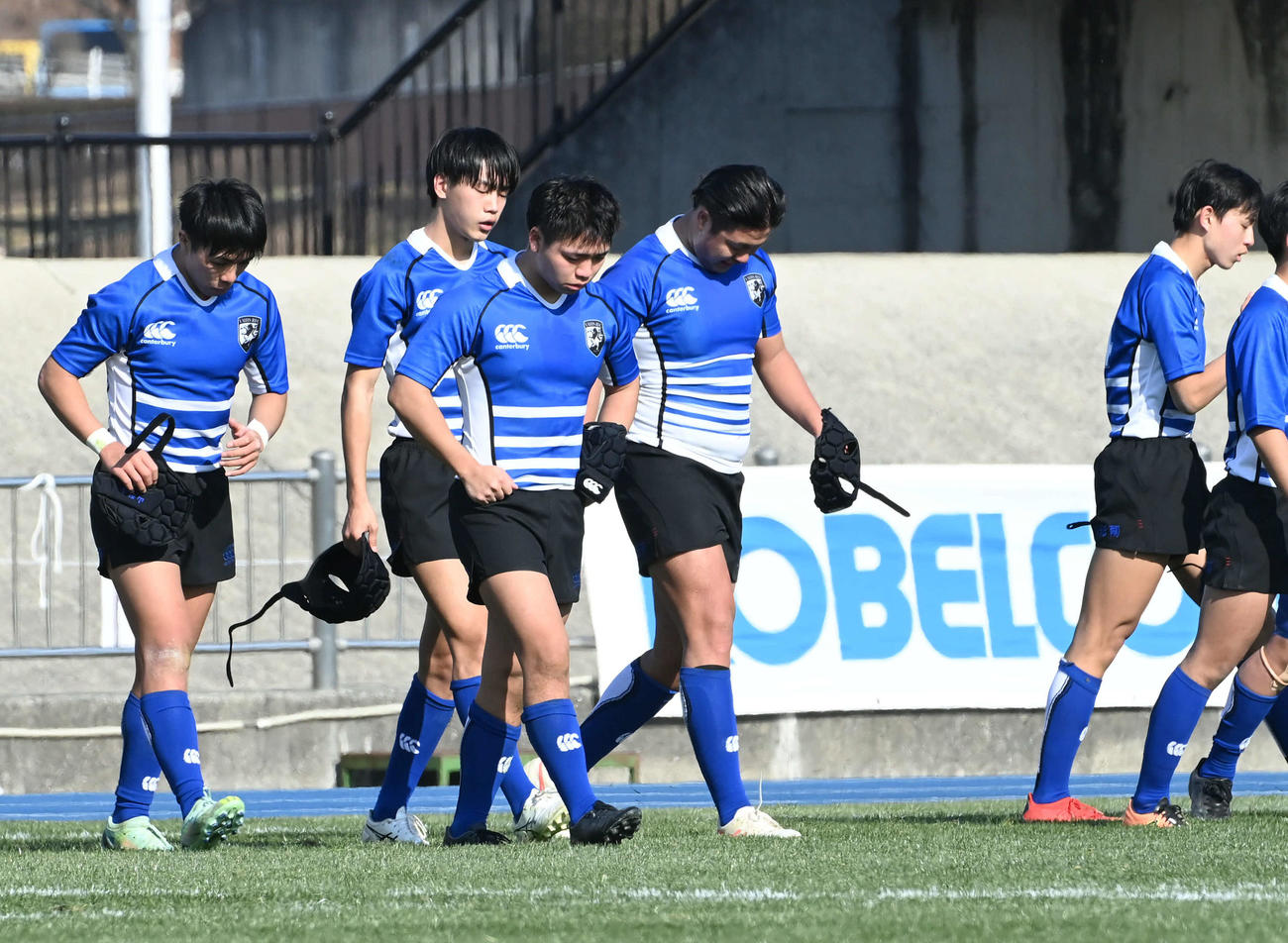 山形南対黒北　試合に負け肩を落とす山形南フィフティーン（撮影・石井愛子）