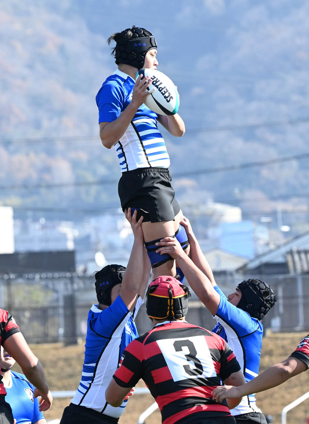 山形南対黒北　　前半、ボールをキャッチする山形南FW黒沼（撮影・石井愛子）