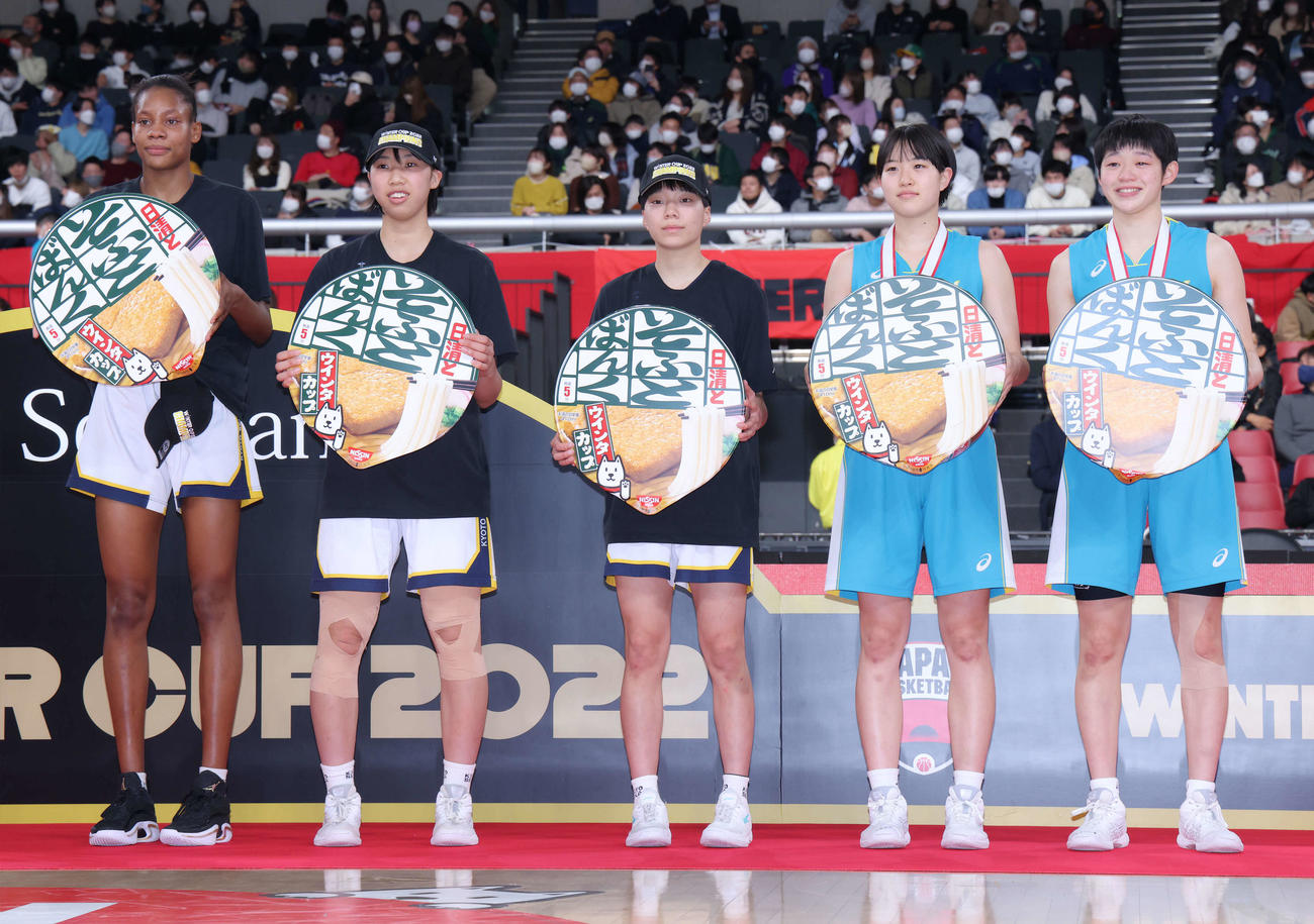 優秀選手賞に選ばれる、左から京都精華学園・イゾジェ・ウチェ、八木、堀内、札幌山の手・森岡、岡井（撮影・河田真司）