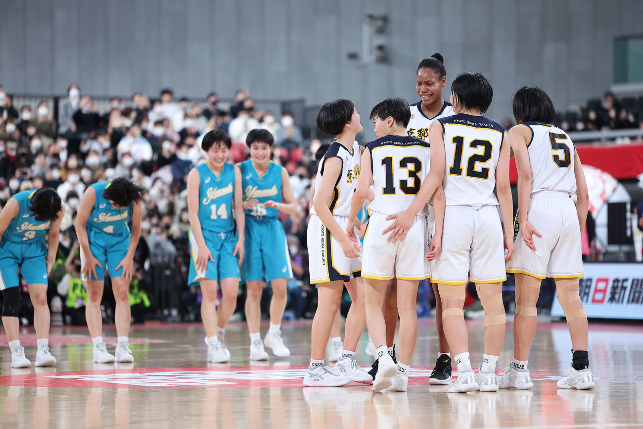 京都精華学園対札幌山の手　札幌山の手に勝利し女子優勝を決める京都精華学園（撮影・河田真司）
