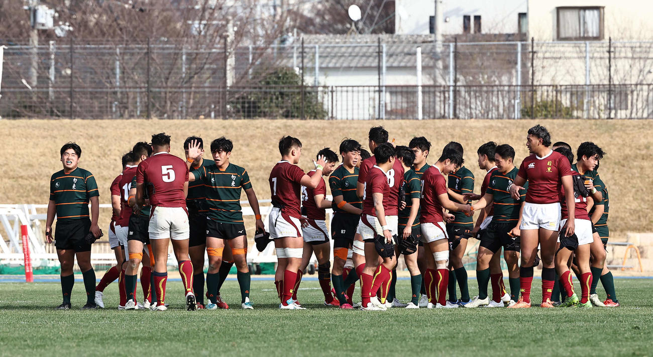 目黒学院対勿来工　試合後、健闘を称えあう目黒学院と勿来工フィフティーン（撮影・上田博志）