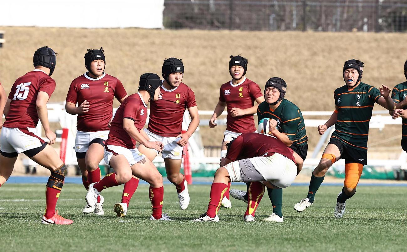 目黒学院対勿来工　後半、勿来工CTB松田和真（右から2人目）の突進を止める目黒学院ロック中村つ（撮影・上田博志）