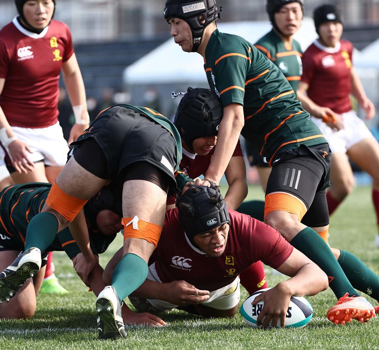 目黒学院対勿来工　前半、左中間へトライを決める目黒学院ロックサーフ・イライシア（撮影・上田博志）