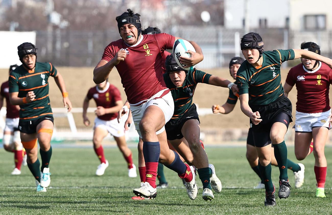 目黒学院対勿来工　前半、中央へトライを決める目黒学院ロックのサーフ・イライシア（撮影・上田博志）