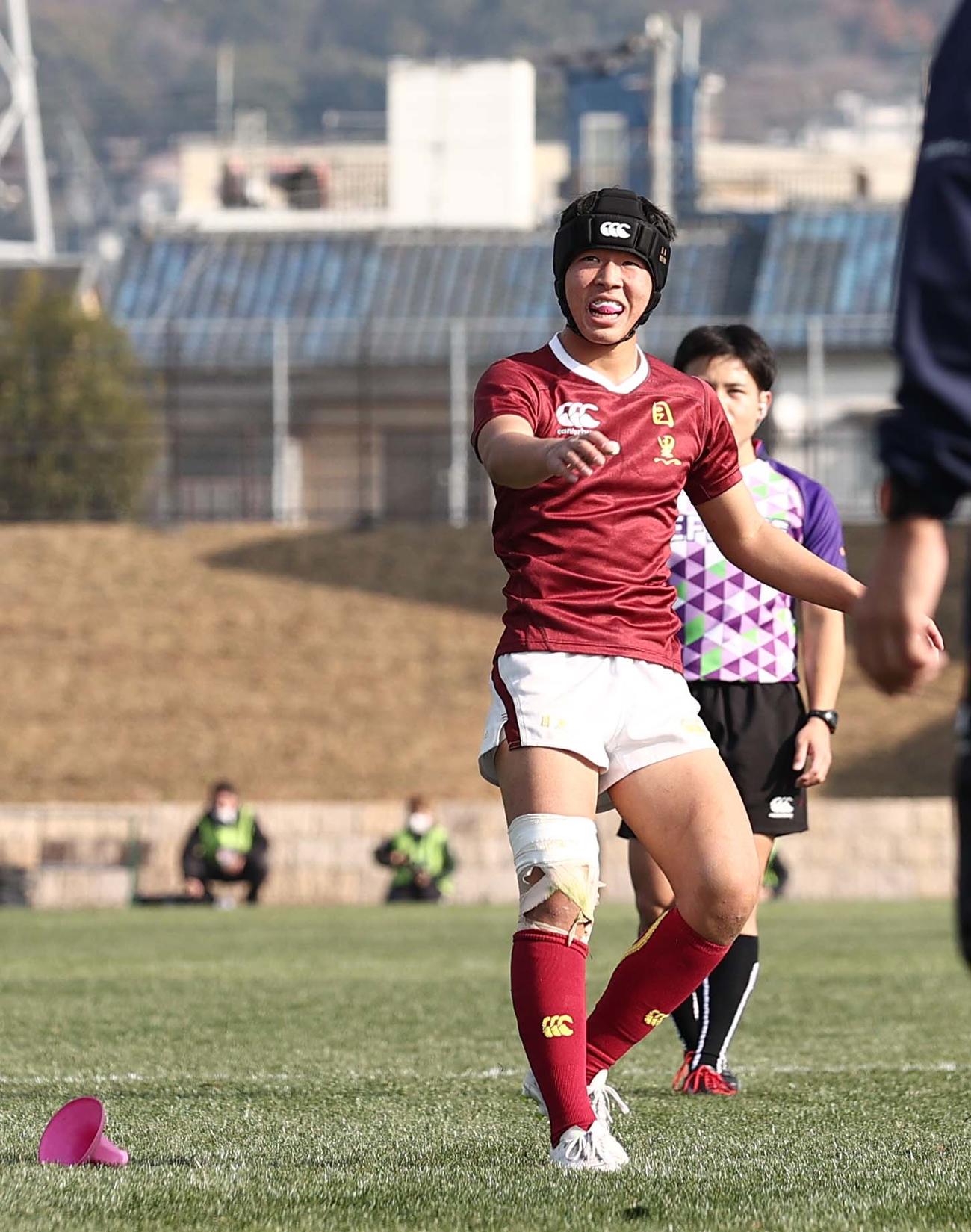 目黒学院対勿来工　前半、GKを決める目黒学院CTB菅（撮影・上田博志）