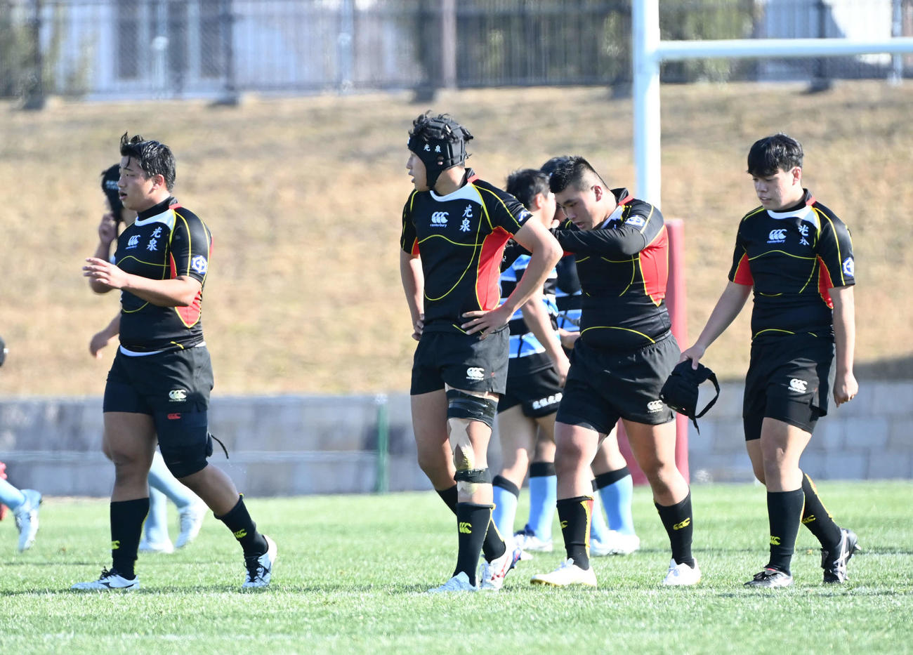 茗渓対光泉カトリック　試合に負けて肩を落とす光泉フィフティーン（撮影・石井愛子）