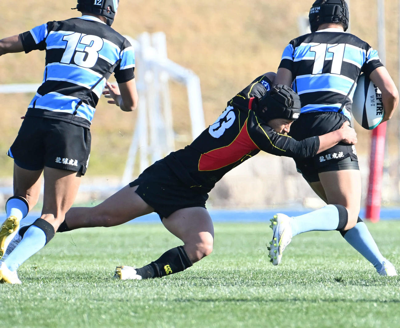 茗渓対光泉カトリック　前半、茗渓TB林勇太（右）に食いつく光泉TB杉本大翔（中央（撮影・石井愛子）