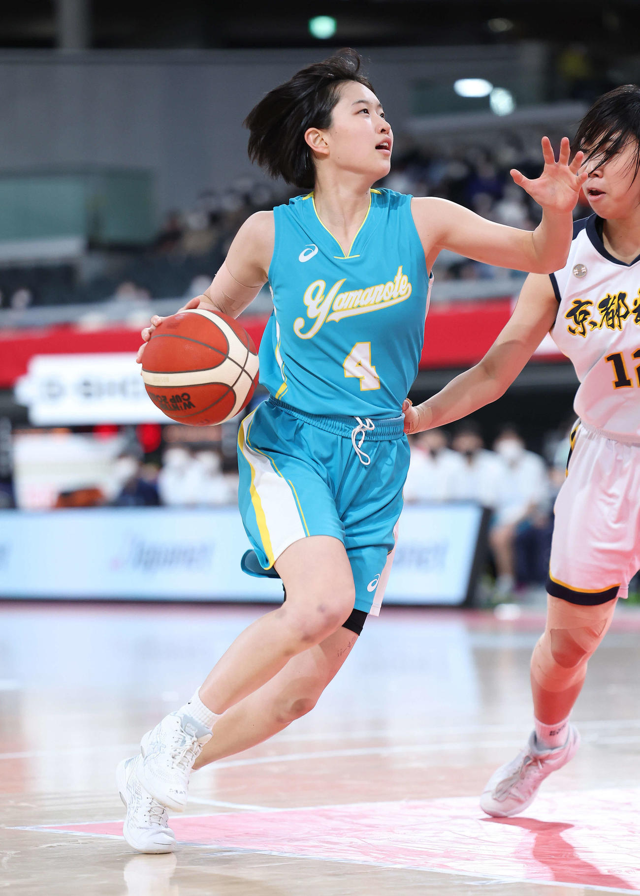 京都精華学園対札幌山の手　第1Q、ゴール下にドリブルで攻め込む札幌山の手・森岡（撮影・河田真司）