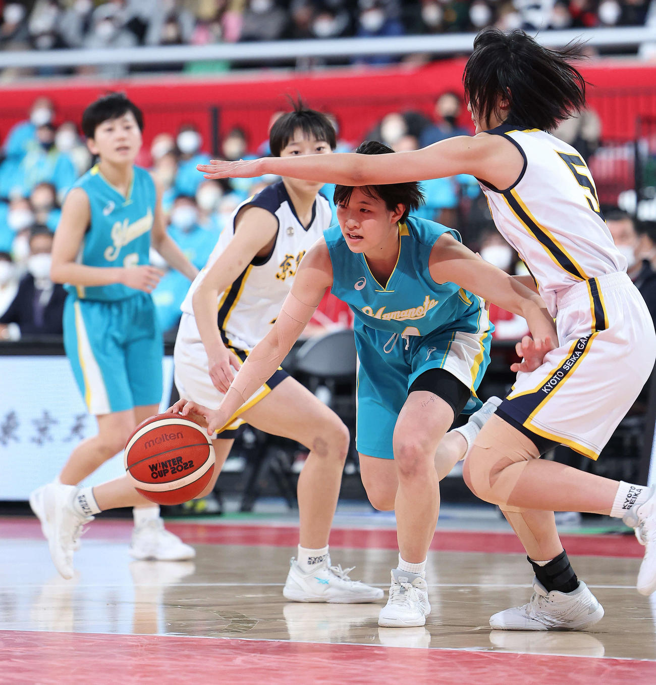 京都精華学園対札幌山の手　第1Q、ゴール下にドリブルで攻め込む札幌山の手・森岡（中央）（撮影・河田真司）