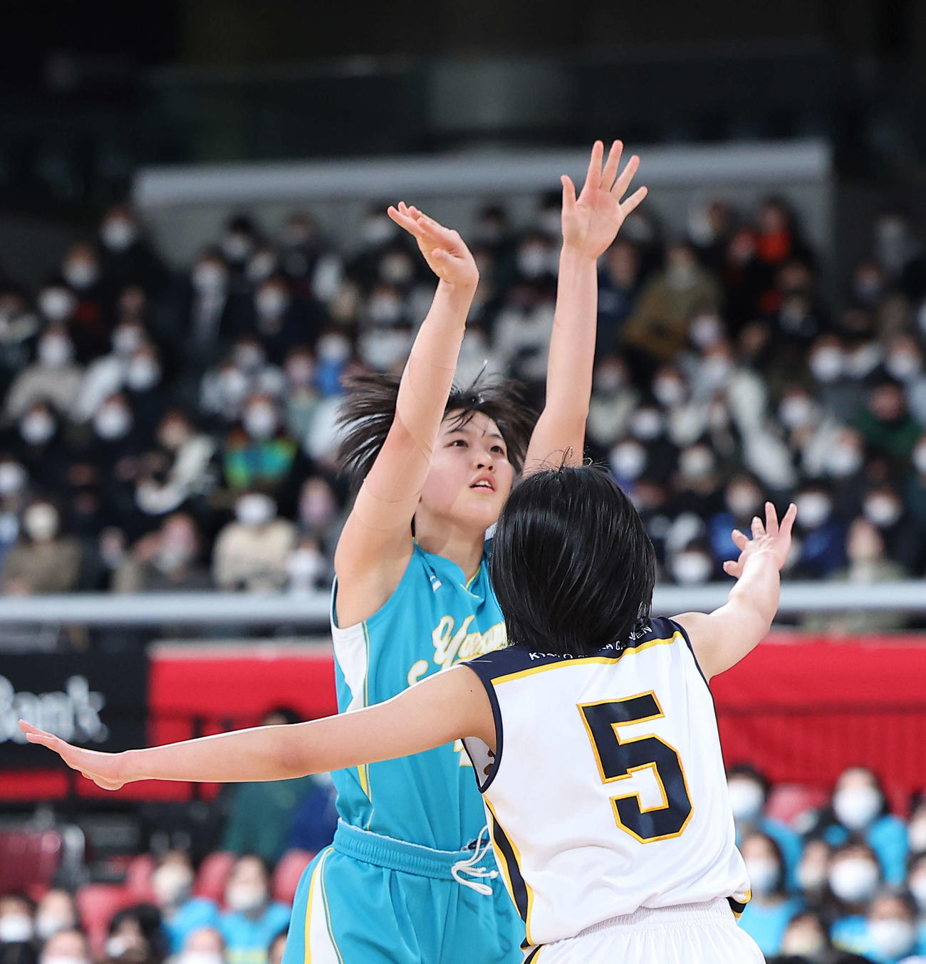 京都精華学園対札幌山の手　第1Q、シュートを放つ札幌山の手・森岡（撮影・河田真司）
