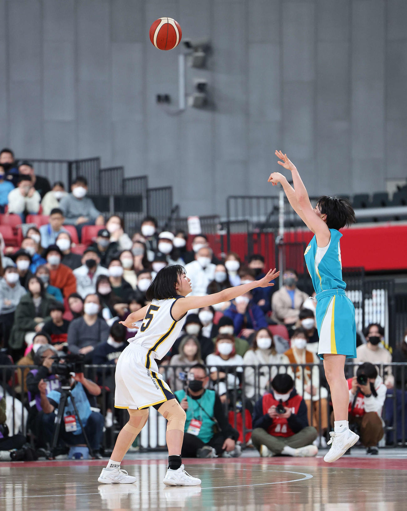 京都精華学園対札幌山の手　第3Q、シュートを放つ札幌山の手・森岡（撮影・河田真司）