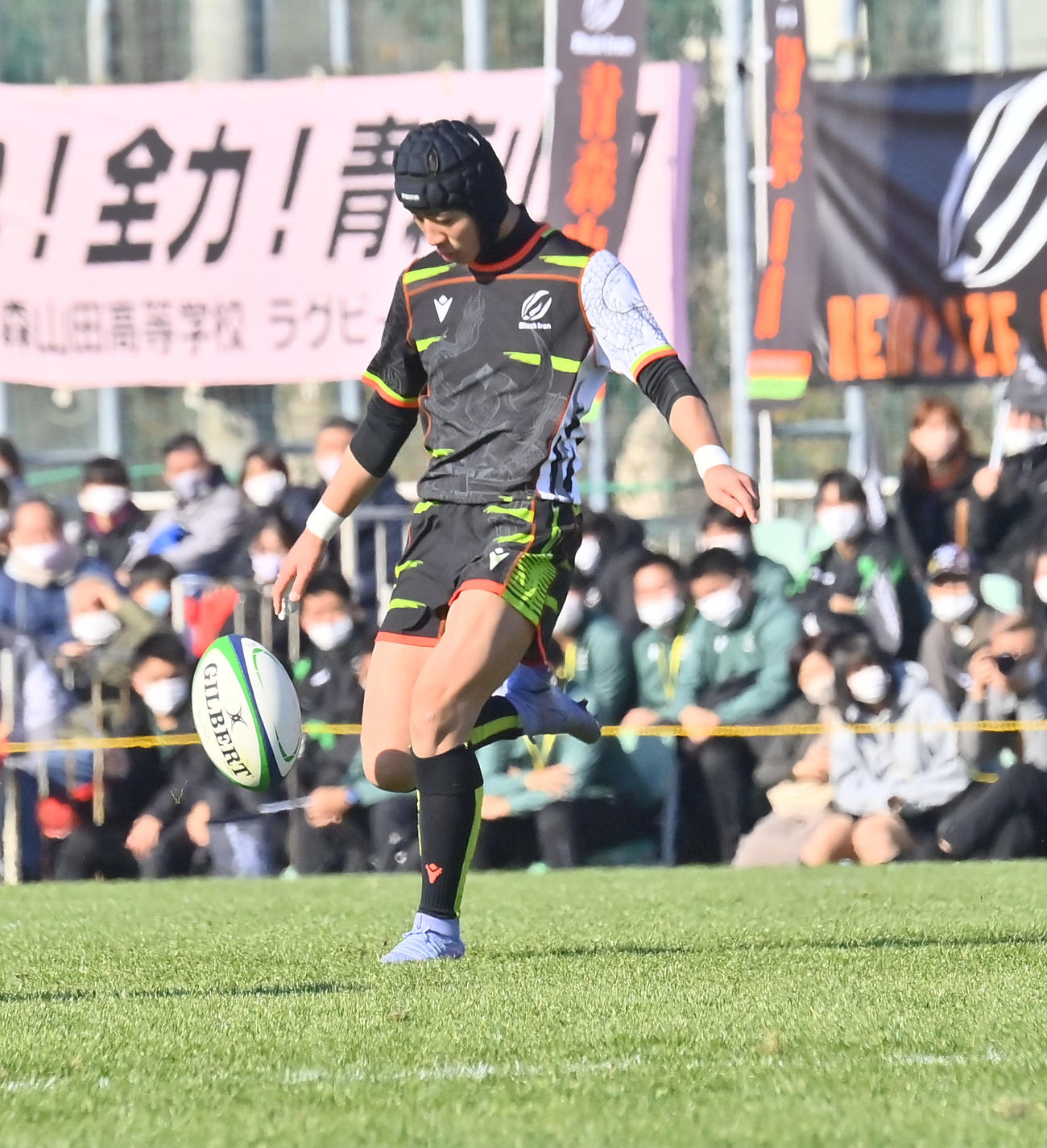 青森山田対明和県央　後半、インゴールへキックをする青森山田SO藤春（撮影・和賀正仁）