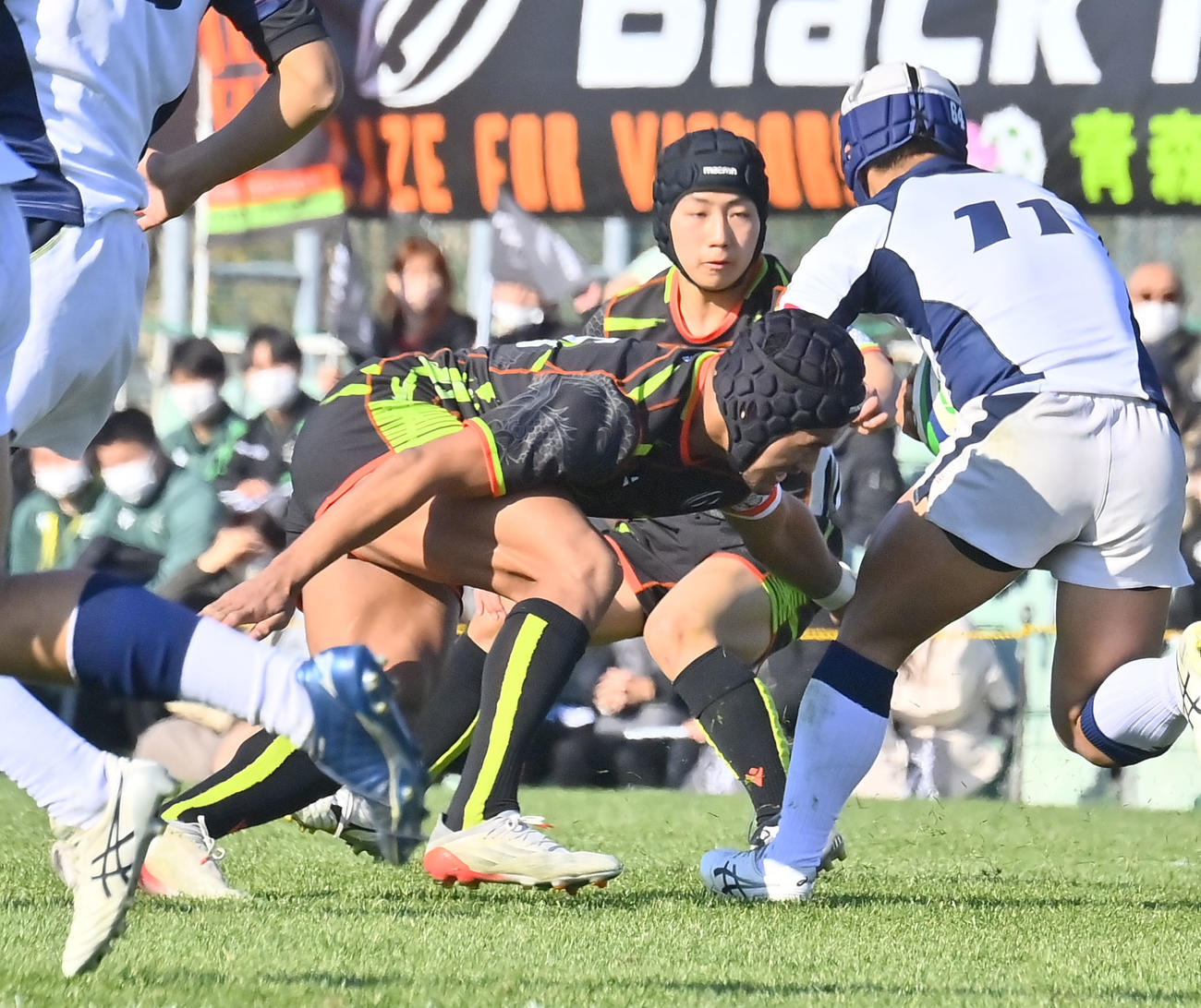 青森山田対明和県央　後半、低い姿勢でタックルする青森山田FBフィリモネ（撮影・和賀正仁）