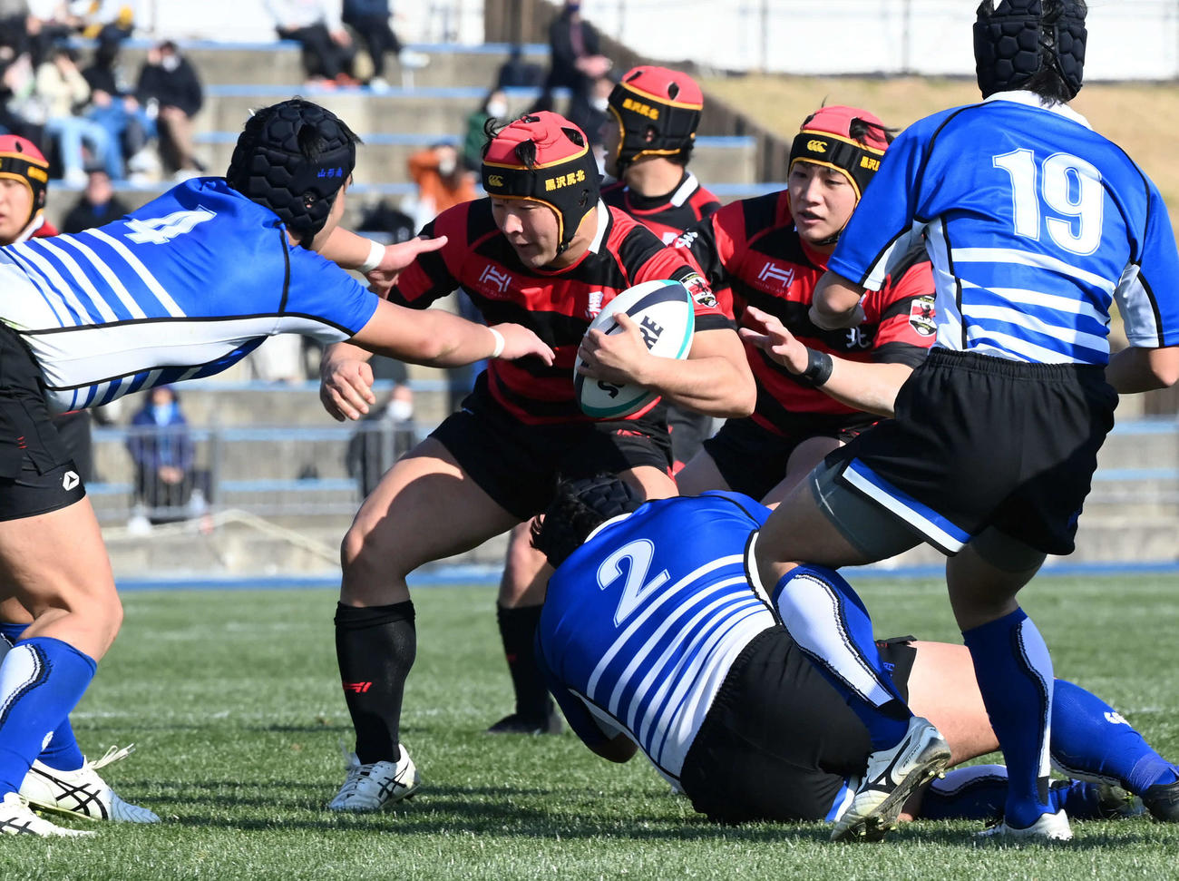 山形南対黒北　後半、敵陣からボールを守る黒北FW細田（撮影・石井愛子）