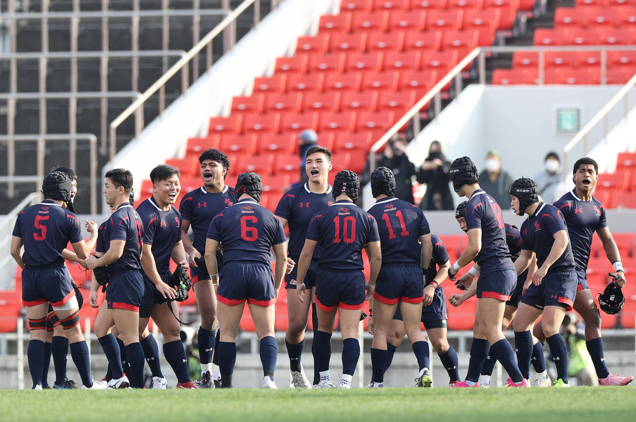 岡谷工対開志国際　試合前、円陣を組み気合いを入れる開志国際フィフティーン（撮影・上山淳一）