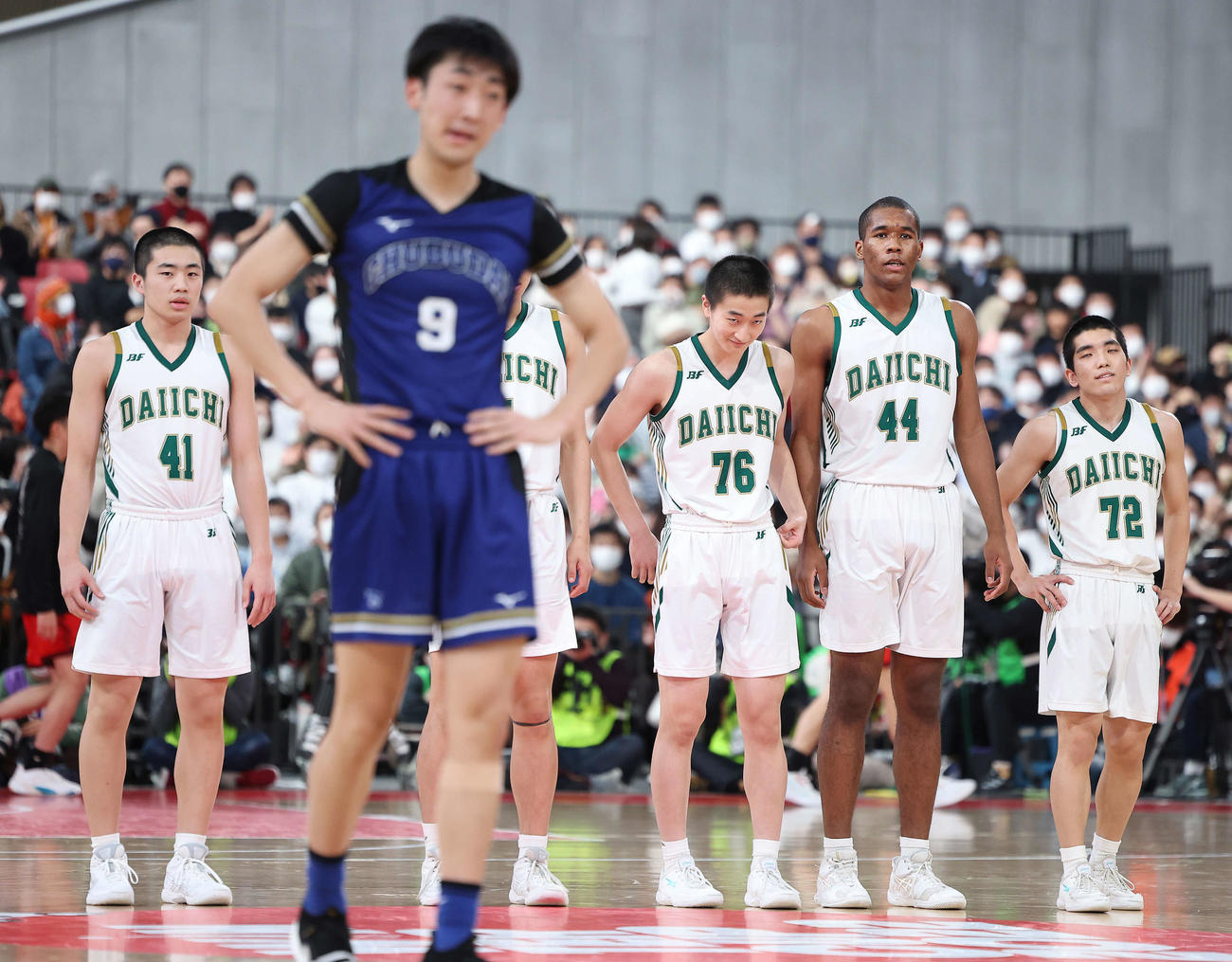 中部大第一に勝利し、安堵（あんど）の表情を浮かべて整列する福岡第一の選手たち（撮影・河田真司）