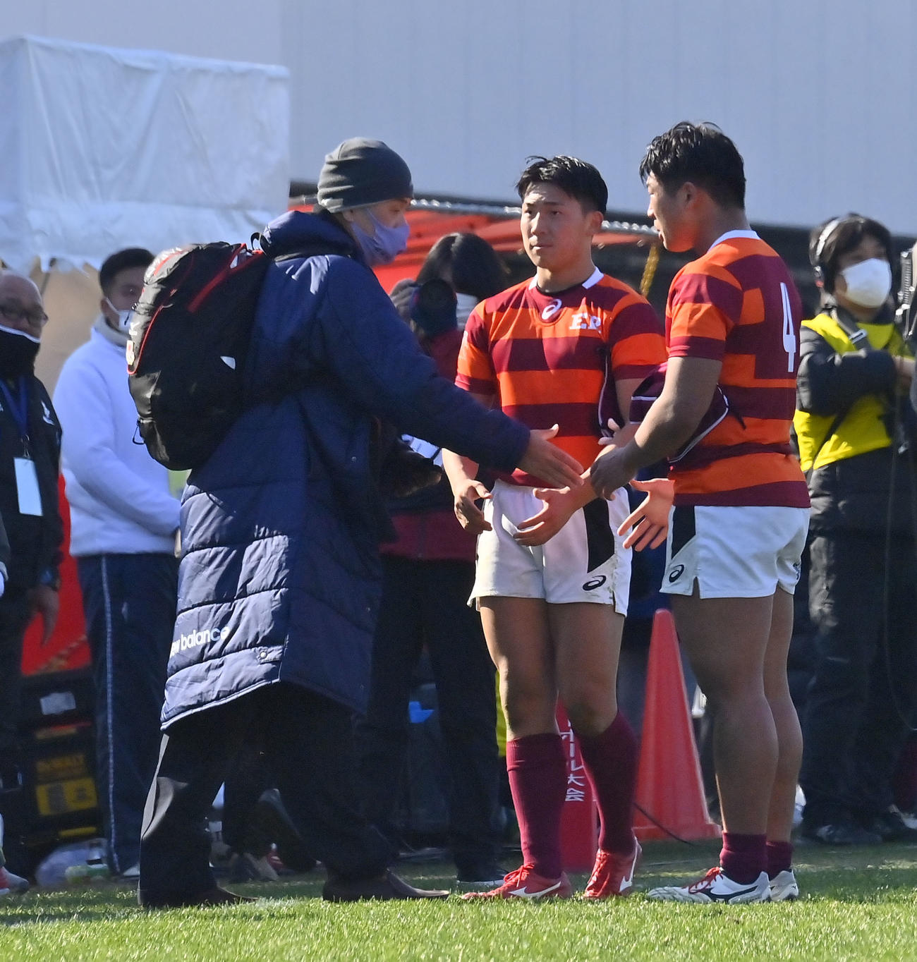 倉敷対城東　試合後、城東の選手をねぎらう倉敷・梅本監督（左）（撮影・和賀正仁）