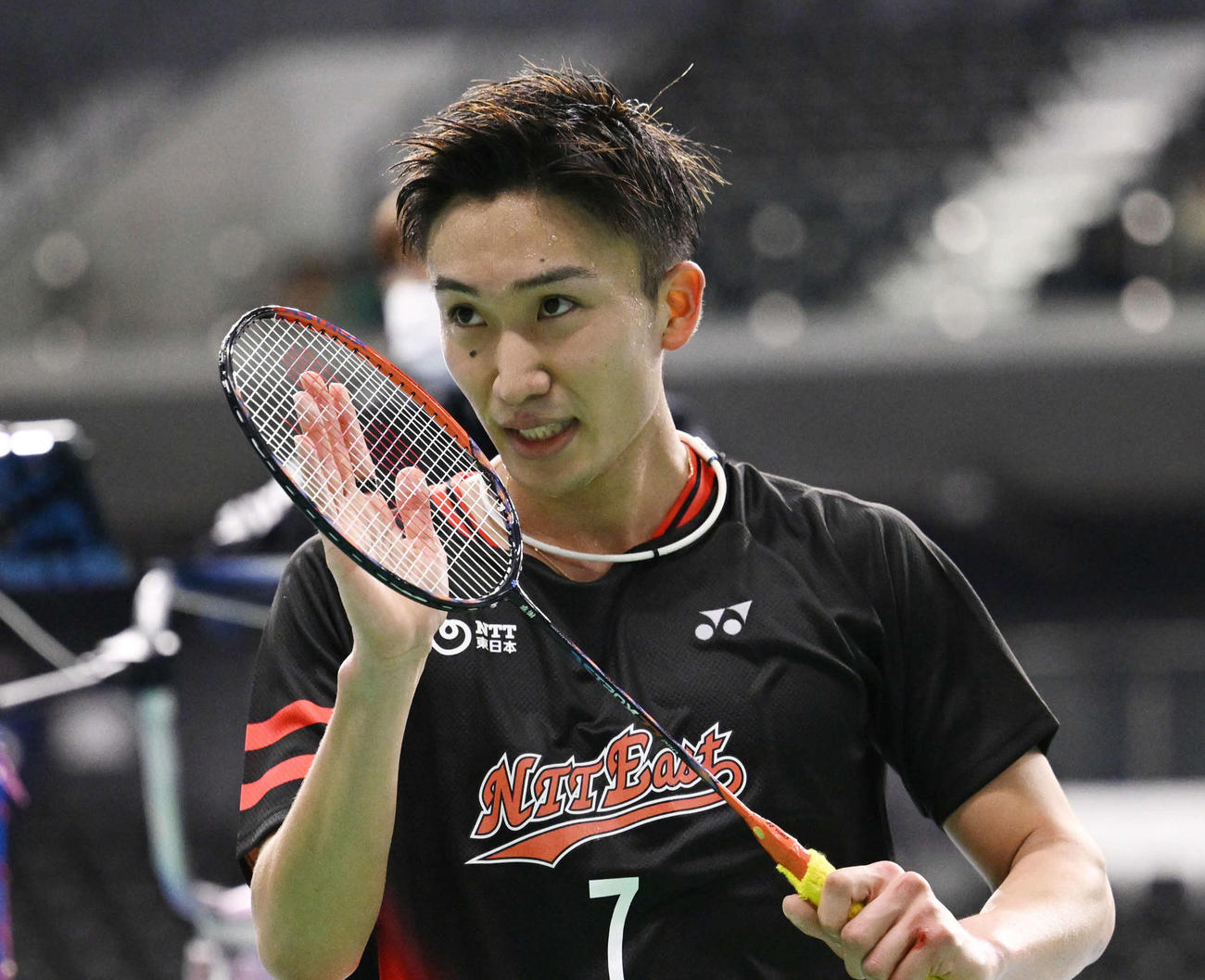 男子シングルス準決勝進出を決めスタンド席にあいさつする桃田（撮影・滝沢徹郎）