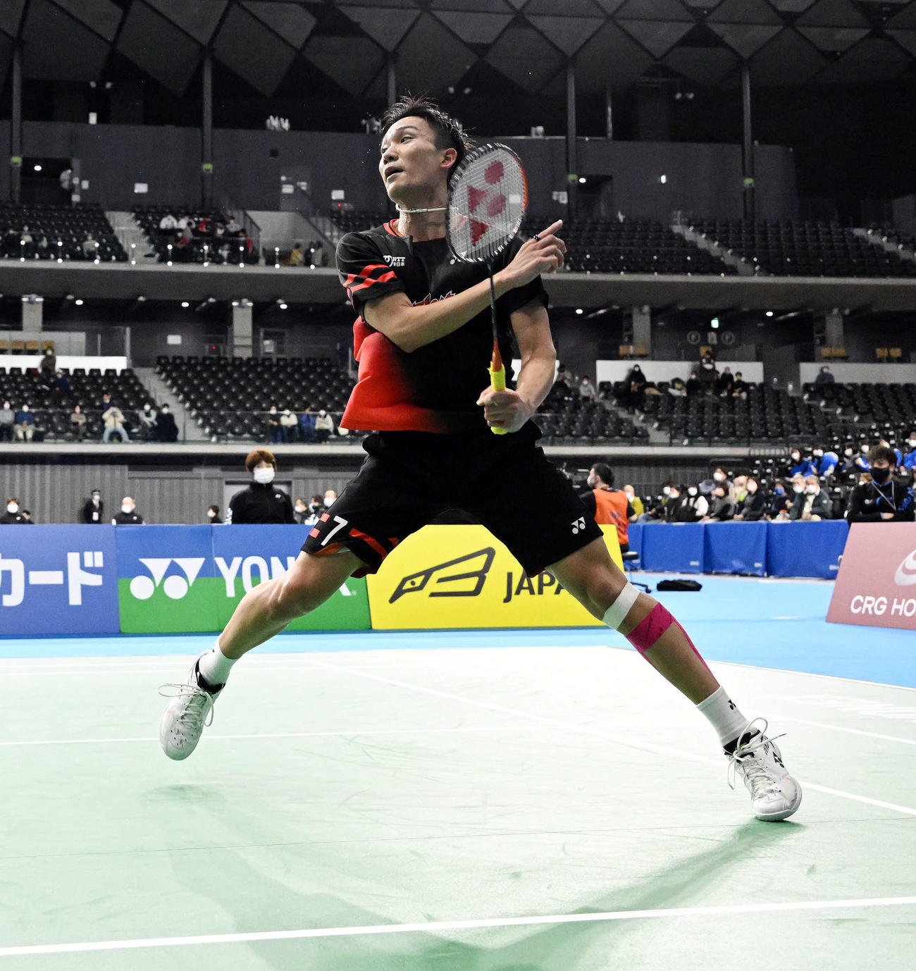 男子シングルス準々決勝でシャトルを打ち返す桃田（撮影・滝沢徹郎）