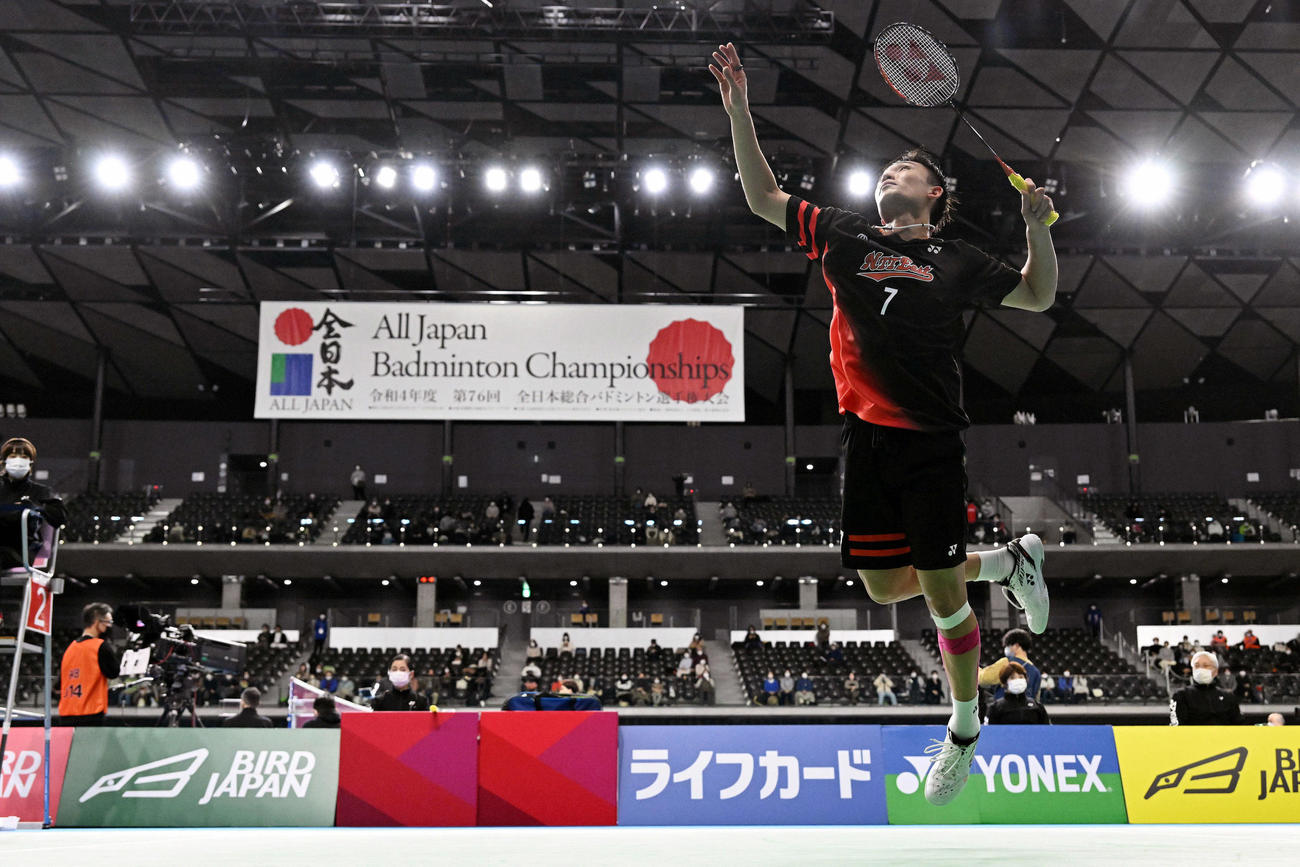 男子シングルス準々決勝でシャトルを打ち返す桃田（撮影・滝沢徹郎）